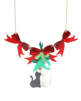 Cat-kiss-under-the-mistletoe-glitter-necklace-Christmas-2020-la-vidriola-detail