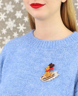 Dog-playing-on-sleigh-brooch-Christmas-2020-la-vidriola-zoom