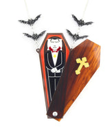 Dracula's-coffint-open-necklace-plastic-jewerelly-la-vidriola-detail