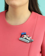Exercising-dog-brooch-everything-will-be-all-right-la-vidriola-prodcut