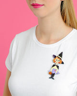 Girl-dressed-up-for-Halloween-brooch-la-vidriola-plastic-jewellery-halloween-detail