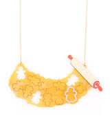 Making-gingerbread-woman-necklace-Christmas-2020-la-vidriola-detail