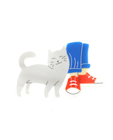 My-cat-loves-me-so-much-brooch-cats-cats-and-more-cats-la-vidriola-detail