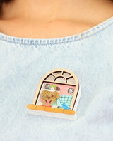 My-dog-is-looking-through-the-window-brooch-dogs-dogs-and-more-dogs-la-vidriola-zoom