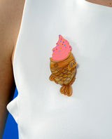 Taiyaki-ice-cream-brooch-la-vidriola-plastic-jewellery-take-away-last-minute-zoom-product