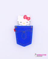 Who-s-in-my-jeans-Hello-Kitty-brooch--interactive-la-vidriola-x-Hello-Kitty-detail