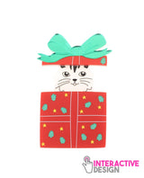 white-cat-playing-in-Gift-box-brooch--interactive--Christmas-2020-la-vidriola-detail