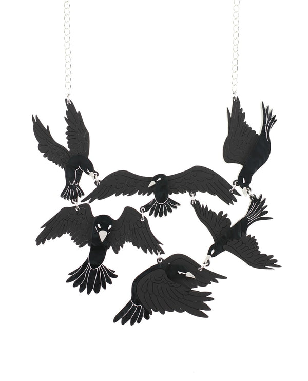 Black-birds-attack-necklace-classic-halloween-2020-la-vidriola-detail