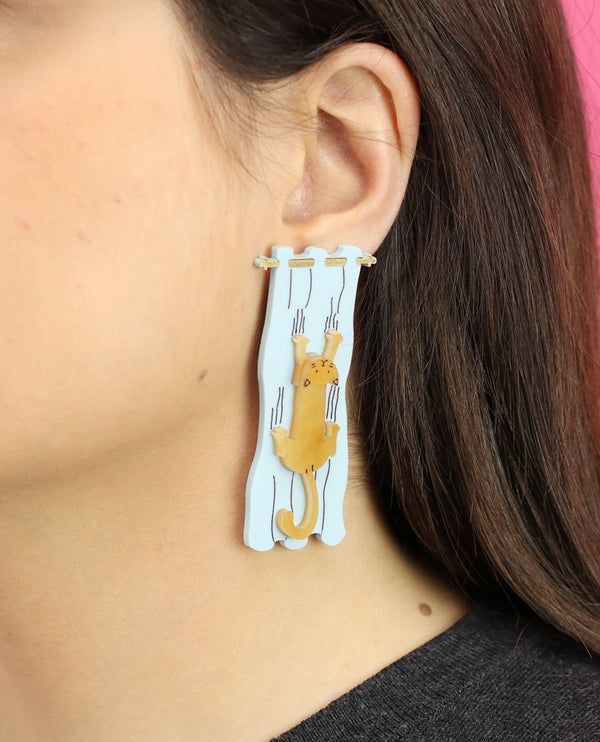 Cat-going-climbing-earrings-everything-will-be-all-right-la-vidriola-product