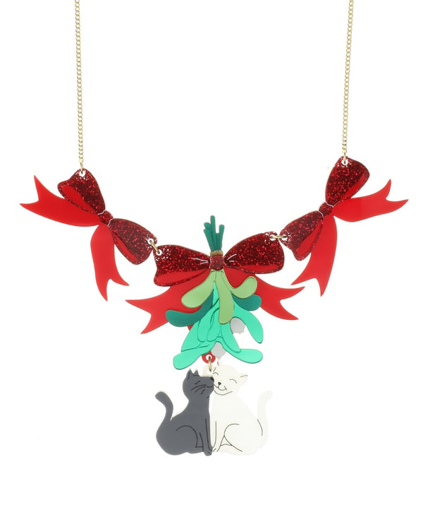 Cat-kiss-under-the-mistletoe-glitter-necklace-Christmas-2020-la-vidriola-detail