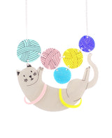 Cat-playing-with-its-yarn-ball-friend-necklace-home-sweet-home-la-vidriola-detail