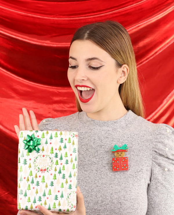 Dog-playing-in-Gift-box-brooch--interactive--Christmas-2020-la-vidriola-product