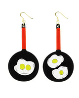 Frying-eggs-earrings-home-sweet-home-la-vidriola-detail