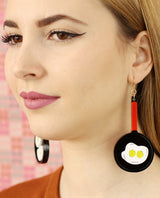 Frying-eggs-earrings-home-sweet-home-la-vidriola-zoom