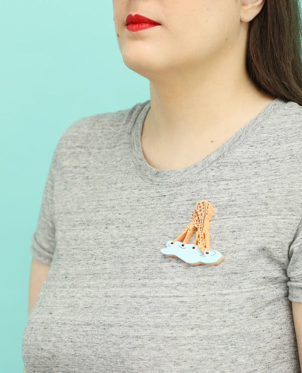 Giraffe-going-for-a-drink-brooch-animalandia-zoom1