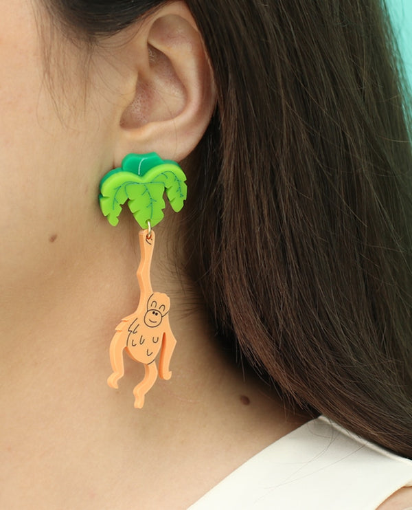 Hanging-Orangutan-Love-earrings-animalandia-zoom
