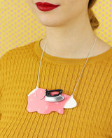 Ironing-wrinkles-necklace-interactive-home-sweet-home-la-vidriola-zoom