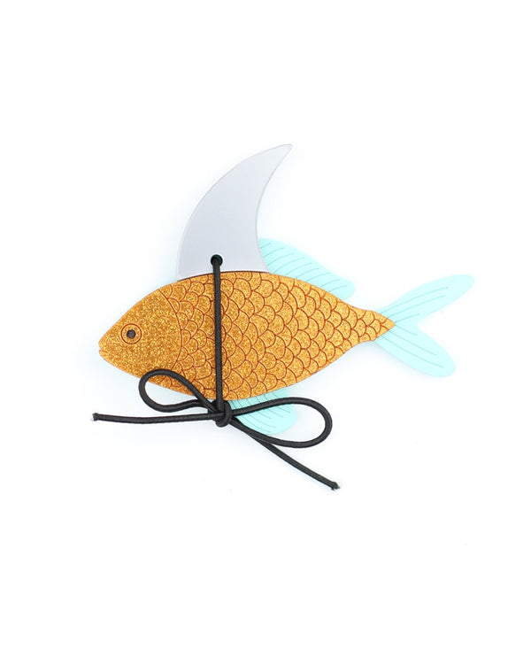 Like-a--shark-glitter-brooch-la-vidriola-plastic-jewellery-classic-detail