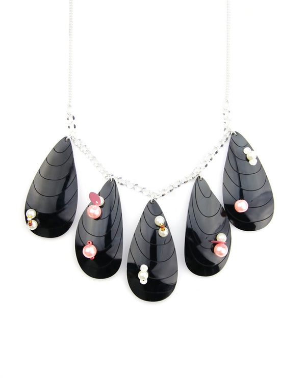 Mussels-necklace-la-vidriola-plastic-jewellery-wild-under-the-sea-detail