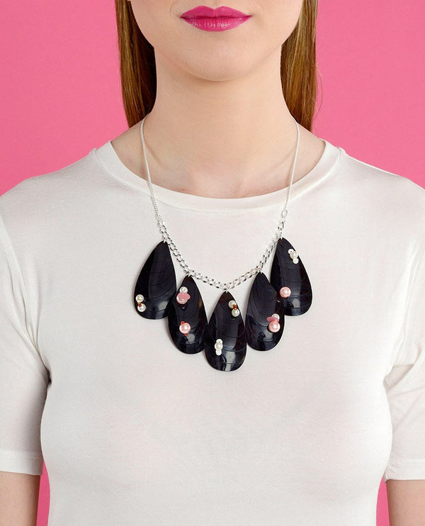 Mussels-necklace-la-vidriola-plastic-jewellery-wild-under-the-sea-product