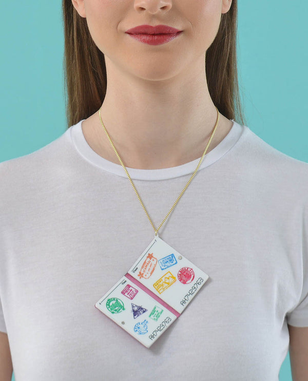 Passport_pink_pendant_la_vidriola_product_open
