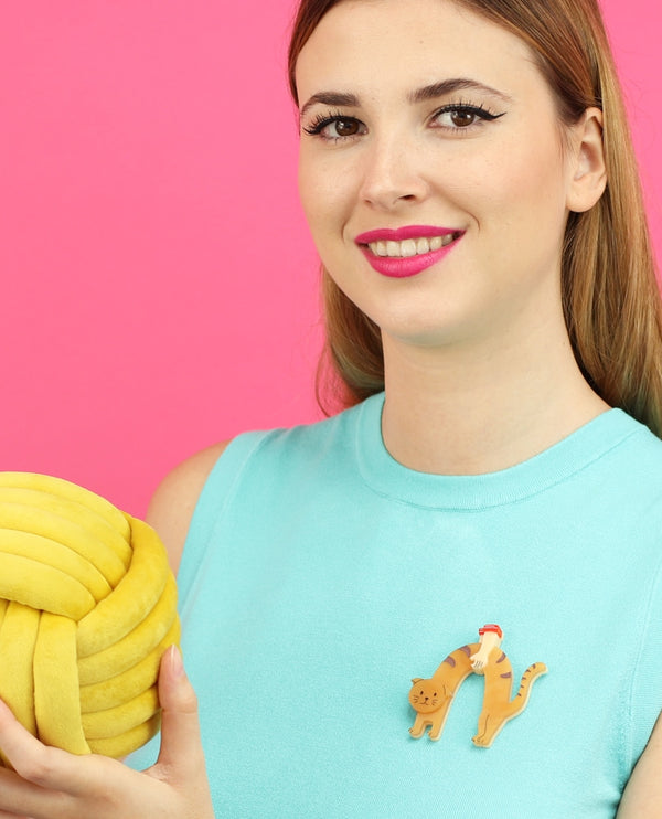 Picking-up-my-cat-brooch-cats-cats-and-more-cats-la-vidriola-product