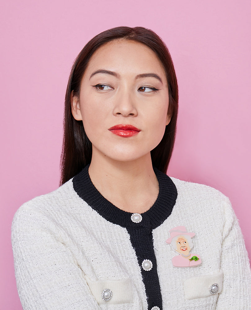 Queen With Her Brooches -interactive-