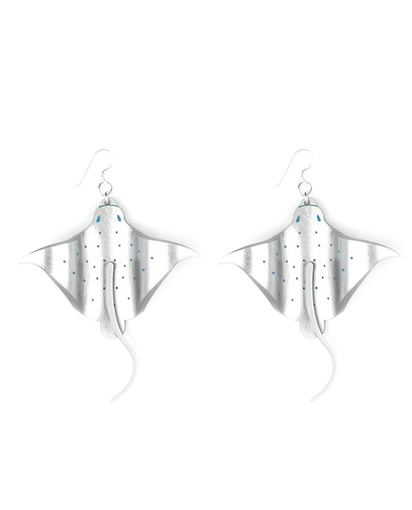 Stingray-earrings-la-vidriola-plastic-jewellery-wild-under-the-sea-detail
