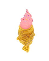 Taiyaki-ice-cream-brooch-la-vidriola-plastic-jewellery-take-away-last-minute-zoom-detail
