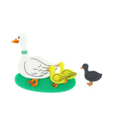 The-Ugly-Duckling-and-Co-brooch-animalandia-detail