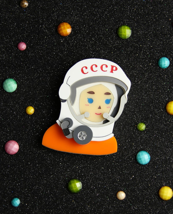 The-first-cosmonaut-la-vidriola-plastic-jewellery-woman power-detail
