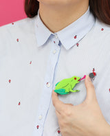 The-frog-brooch-and-the-flea-pin-interactive-animalandia-zoom1