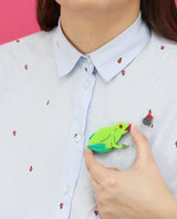 The-frog-brooch-and-the-flea-pin-interactive-animalandia-zoom2