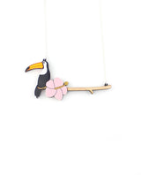 Toucan_and_flower_necklace_la_vidriola_detailt