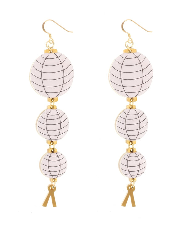 White-lantern-earrings--Nǐ-hǎo-collection-la-vidriola-detail