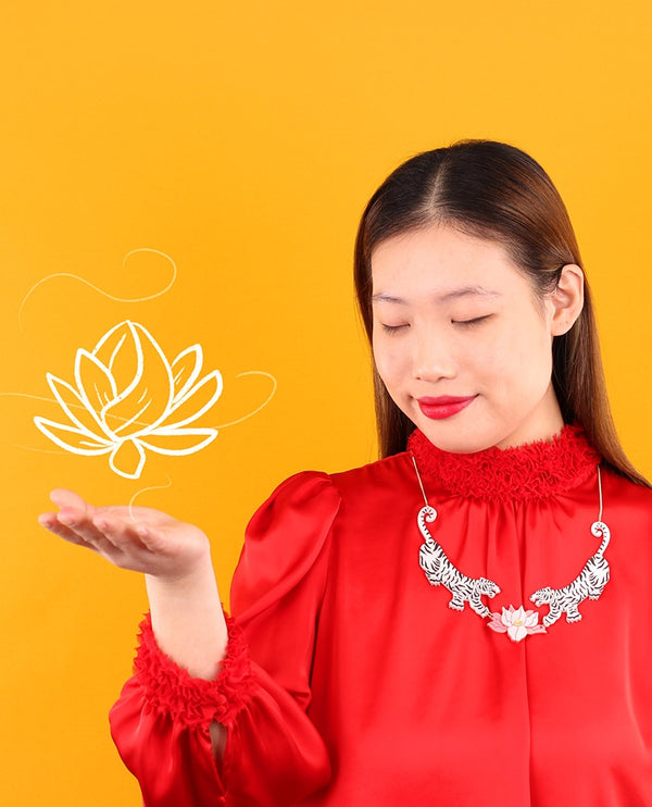 White-tiger-lotus-flower-necklace-Nǐ-hǎo-collection-la-vidriola-product
