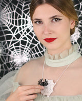cobweb-necklace-interactive-halloween-2020-la-vidriola-move