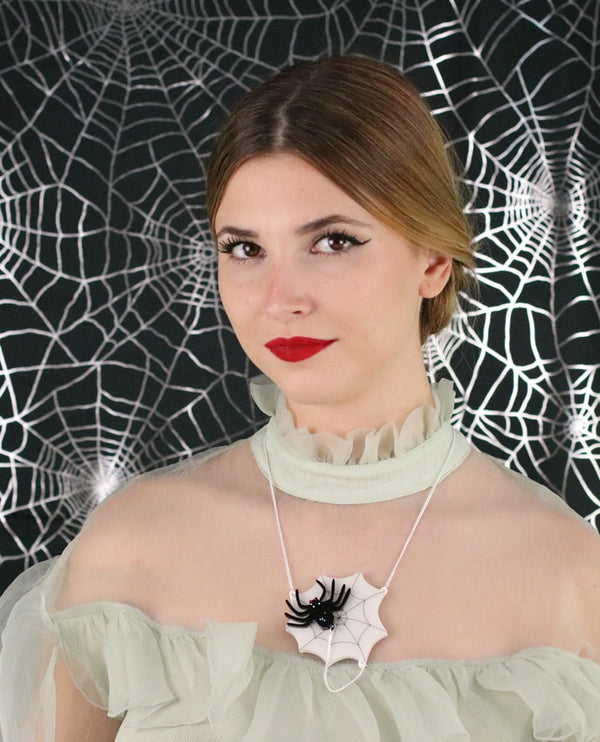 cobweb-necklace-interactive-halloween-2020-la-vidriola-product