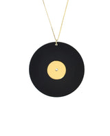 vinilo_gold_pendant_la_vidriola_vinyl_record_campaign