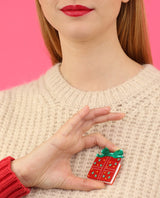 white-cat-playing-in-Gift-box-brooch--interactive--Christmas-2020-la-vidriola-zoom