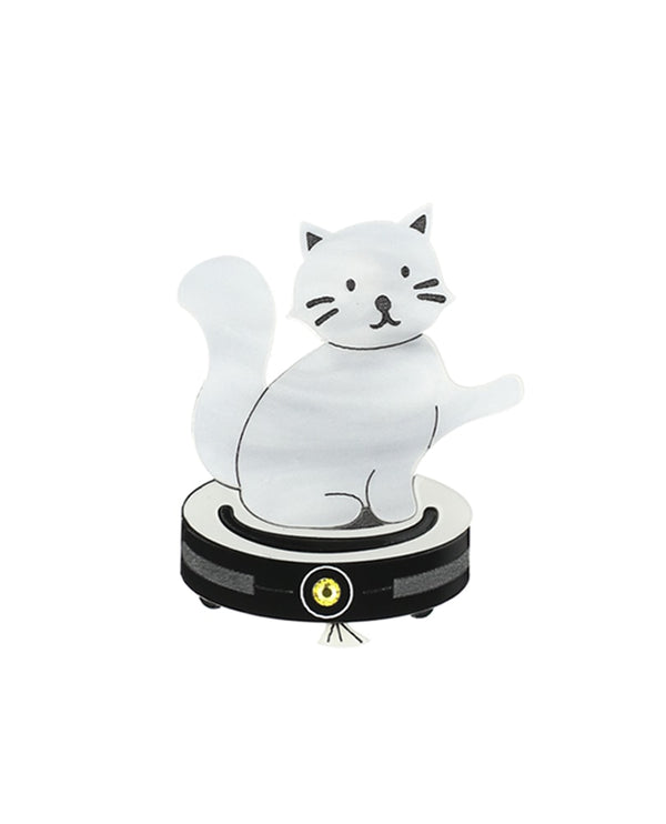 white-cat-riding-robot-vacuum-brooch-classic-la-vidriola-detail